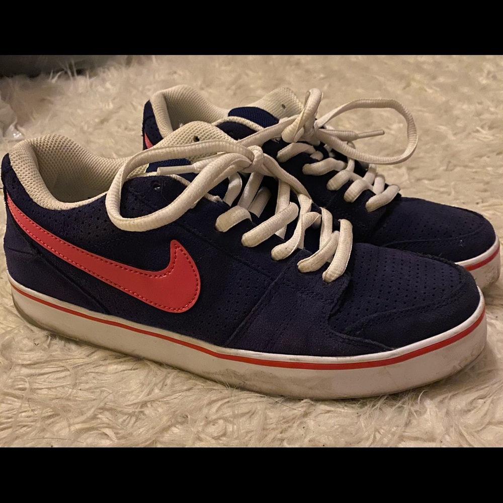 Women’s Nike tennis shoes, size 9.5
